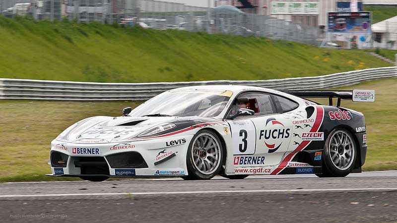 Ferrari v bílém