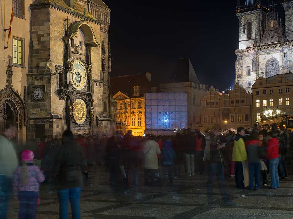 Staroměstské náměstí doplněné světelnou krychlí